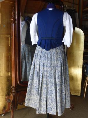 Dirndl-2-Teiler aus Gmindner Linnen und handbedrucktem Leinen 