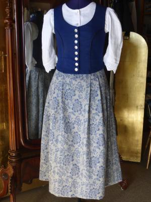 Dirndl-2-Teiler aus Gmindner Linnen und handbedrucktem Leinen 