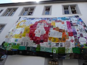  über 300 Plastiktüten hängen an der Schlosswand zum 10.international-plastic-bag-free-day am 3. Juli 2020